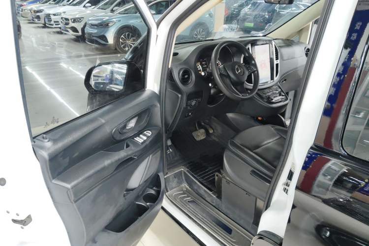 Used Mercedes-Benz Vito 2018 2.0T Elite Version 7 Seats China VI Emission Standard Interior 3