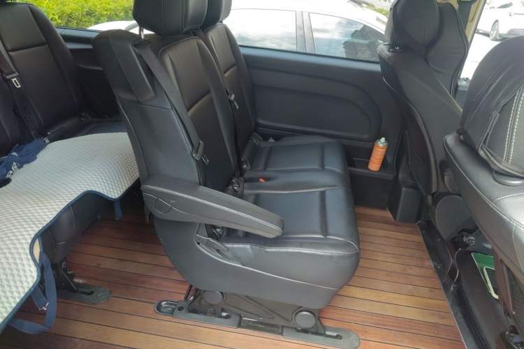 Used Mercedes-Benz Vito 2018 2.0T Elite Version 7 Seats China V Emission Standard Left Rear Seat