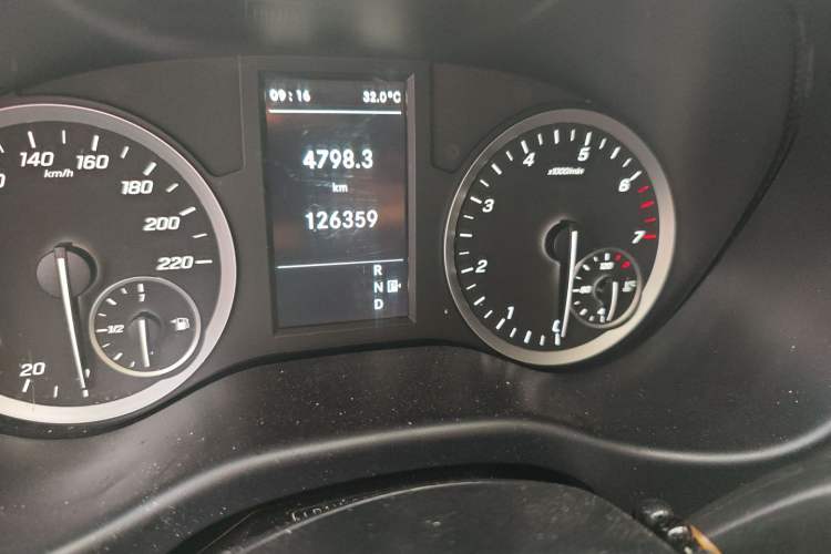 Used Mercedes-Benz Vito 2018 2.0T Business Version China V Emission Standard Odometer Close Up