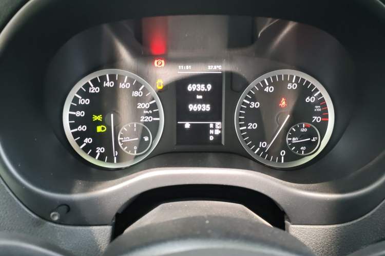 Used Mercedes-Benz Vito 2018 2.0T Business Version China VI Emission Standard Odometer Close Up
