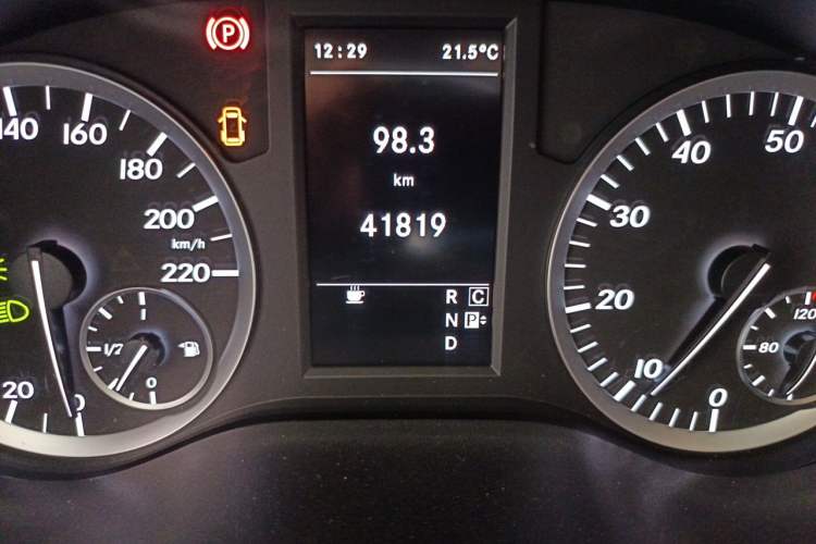 Used Mercedes-Benz Vito  Odometer Close Up