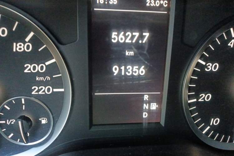Used Mercedes-Benz Vito 2018 2.0T Business Version China V Emission Standard Odometer Close Up