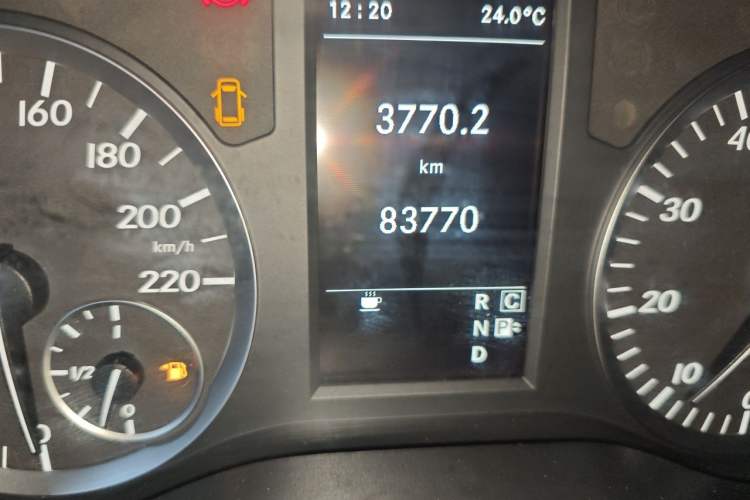 Used Mercedes-Benz Vito 2018 2.0T Elite Version 7 Seats China V Emission Standard Odometer Close Up