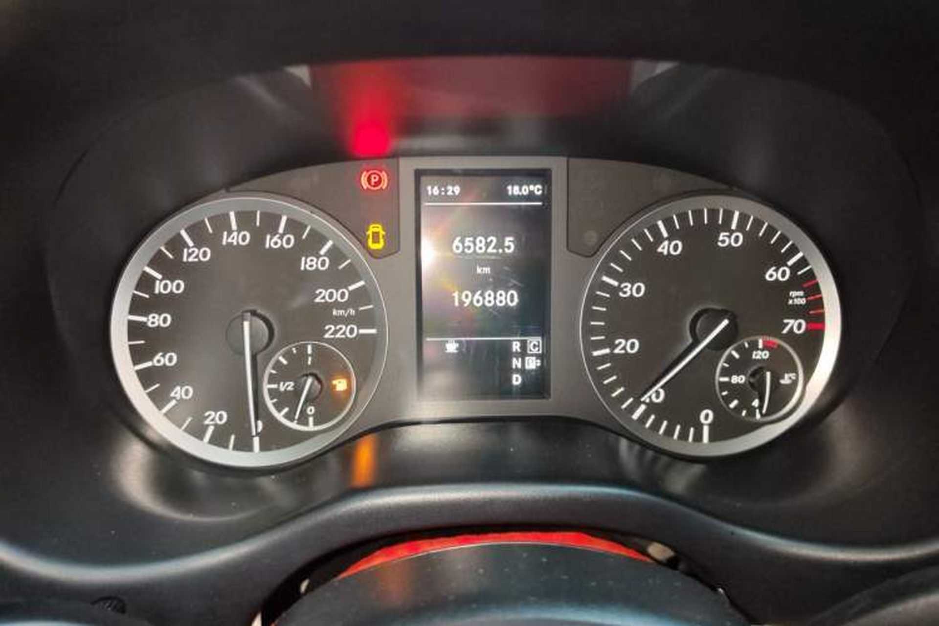 Used Mercedes-Benz Vito 2018 2.0T Elite Version 7 Seats China VI Emission Standard Odometer Close Up