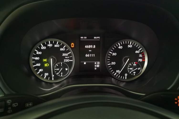Used Mercedes-Benz Vito 2018 2.0T Elite Version 7 Seats China VI Emission Standard Odometer Close Up
