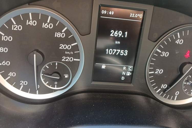 Used Mercedes-Benz Vito 2018 2.0T Elite Edition 8 Seats China V Standard Odometer Close Up