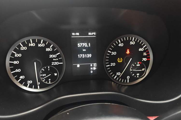 Used Mercedes-Benz Vito 2018 2.0T Business Version China V Emission Standard Odometer Close Up