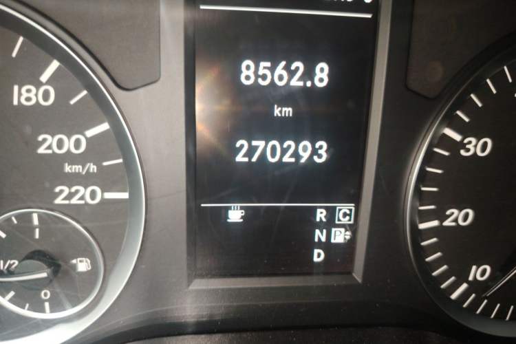 Used Mercedes-Benz Vito 2018 2.0T Elite Version 7 Seats China V Emission Standard Odometer Close Up