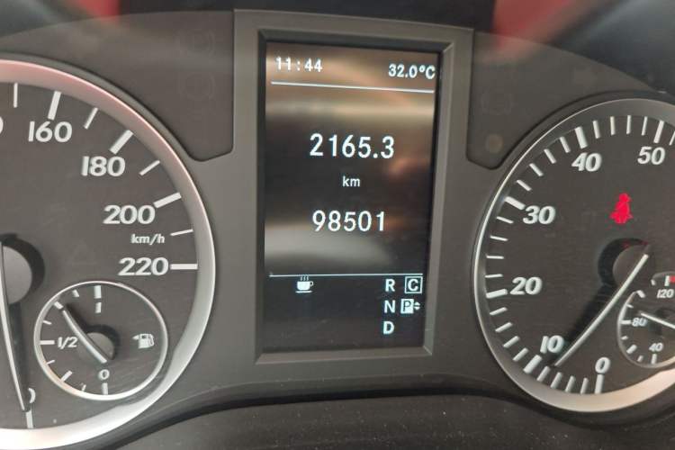 Used Mercedes-Benz Vito 2018 2.0T Business Version China V Emission Standard Odometer Close Up