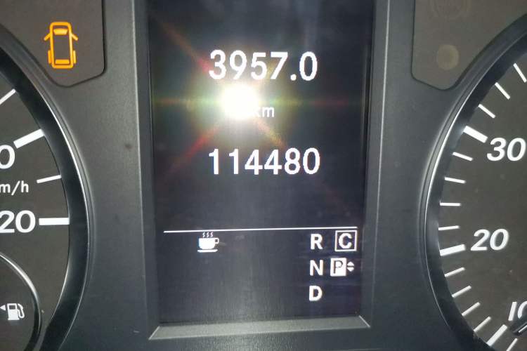 Used Mercedes-Benz Vito 2018 2.0T Business Version China V Emission Standard Odometer Close Up