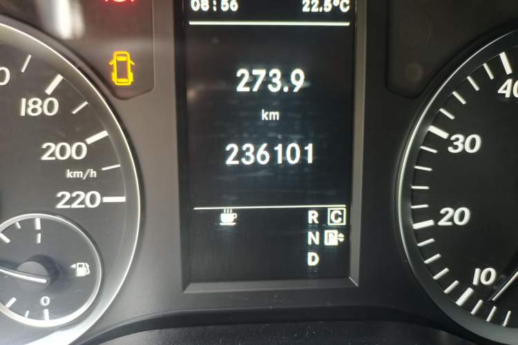 Used Mercedes-Benz Vito 2018 2.0T Elite Version 7 Seats China VI Emission Standard Odometer Close Up