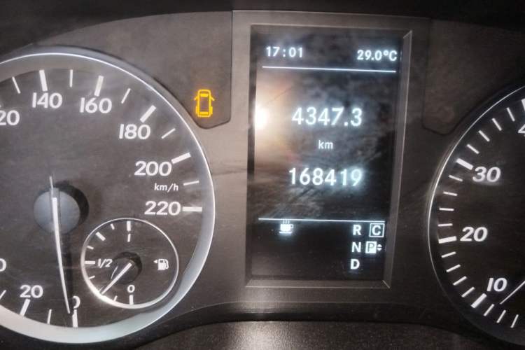 Used Mercedes-Benz Vito 2018 2.0T Elite Version 7 Seats China VI Emission Standard Odometer Close Up