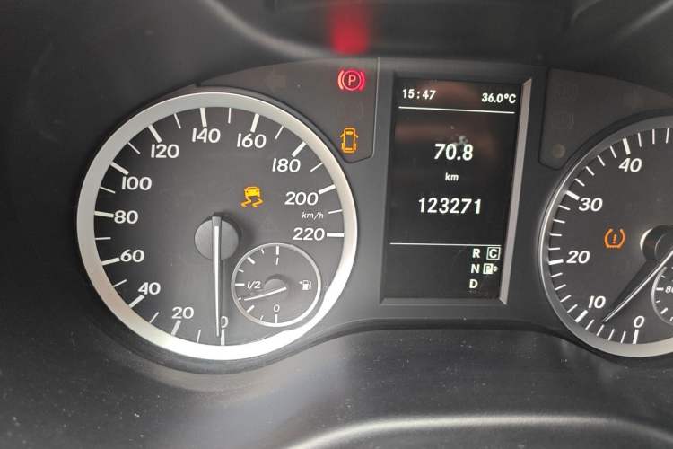 Used Mercedes-Benz Vito 2018 2.0T Elite Version 7 Seats China V Emission Standard Odometer Close Up