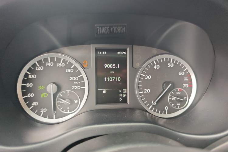 Used Mercedes-Benz Vito 2018 2.0T Elite Version 9 Seats China VI Emission Standard Odometer Close Up