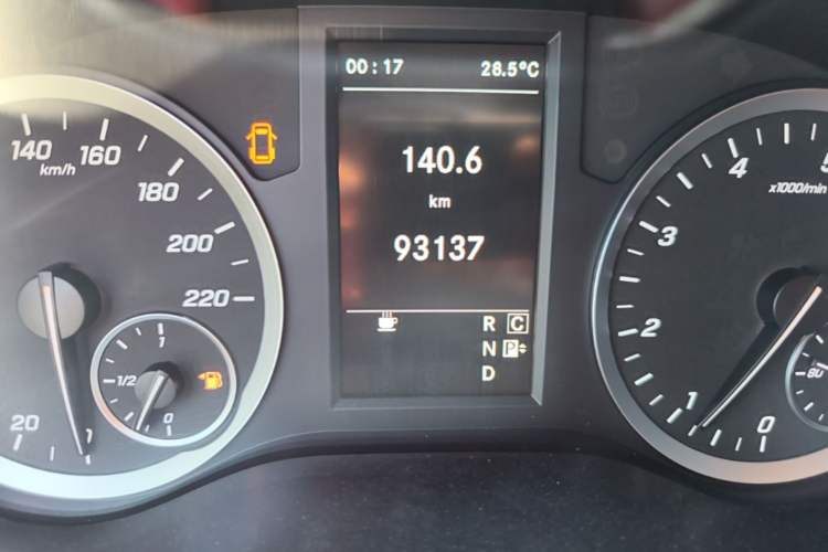 Used Mercedes-Benz Vito 2018 2.0T Elite Version 7 Seats China VI Emission Standard Odometer Close Up