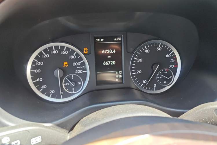 Used Mercedes-Benz Vito 2018 2.0T Elite Version 7 Seats China VI Emission Standard Odometer Close Up