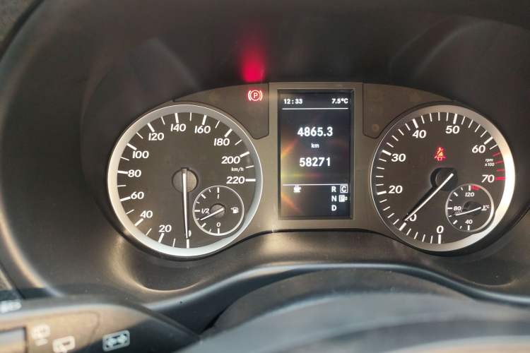 Used Mercedes-Benz Vito 2018 2.0T Elite Version 7 Seats China VI Emission Standard Odometer Close Up