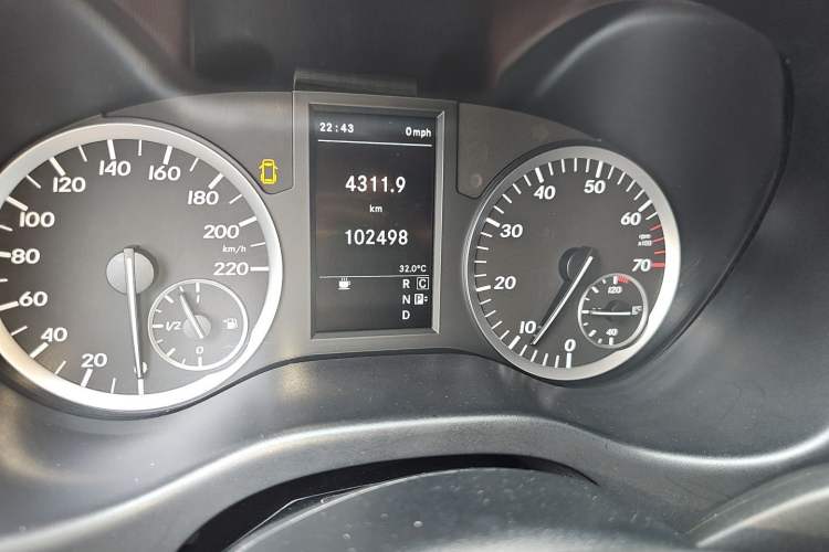 Used Mercedes-Benz Vito 2018 2.0T Elite Version 7 Seats China VI Emission Standard Odometer Close Up