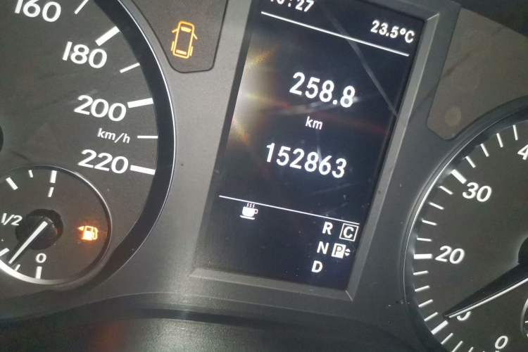 Used Mercedes-Benz Vito 2018 2.0T Elite Version 9 Seats China VI Emission Standard Odometer Close Up