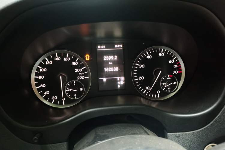 Used Mercedes-Benz Vito 2018 2.0T Elite Version 7 Seats China V Emission Standard Odometer Close Up