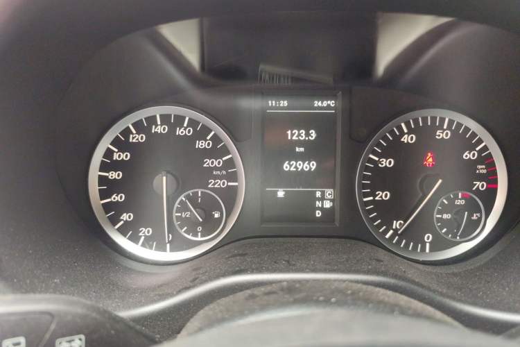 Used Mercedes-Benz Vito 2018 2.0T Business Version China V Emission Standard Odometer Close Up