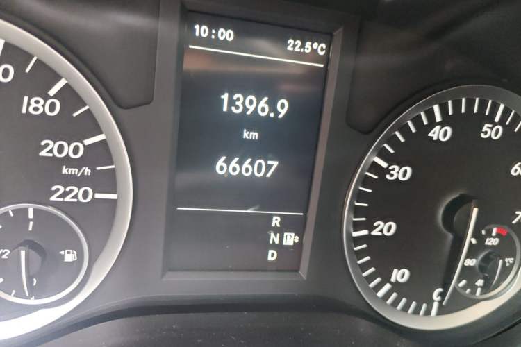 Used Mercedes-Benz Vito 2018 2.0T Business Version China V Emission Standard Odometer Close Up