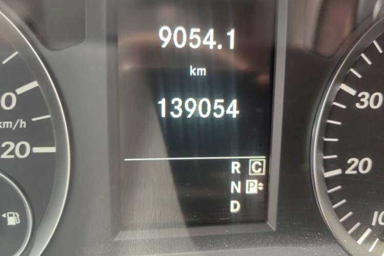 Used Mercedes-Benz Vito 2018 2.0T Business Version China V Emission Standard Odometer Close Up