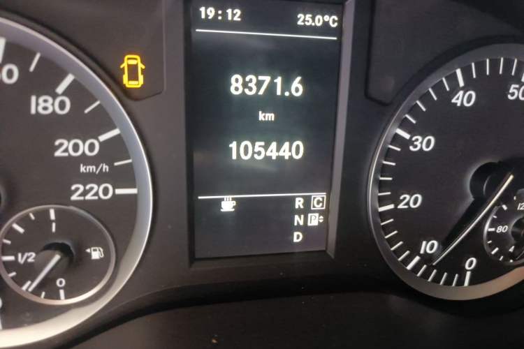 Used Mercedes-Benz Vito 2018 2.0T Business Version China V Emission Standard Odometer Close Up