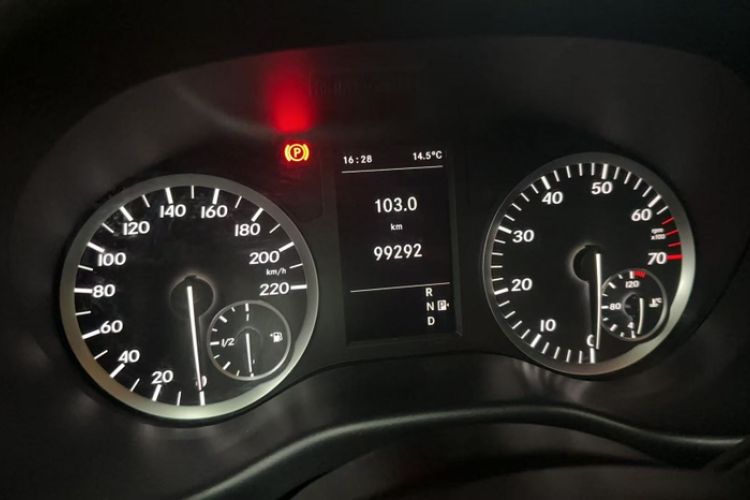 Used Mercedes-Benz Vito 2018 2.0T Elite Version 7 Seats China VI Emission Standard Odometer Close Up