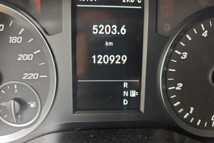 Used Mercedes-Benz Vito 2018 2.0T Elite Version 7 Seats China VI Emission Standard Odometer Close Up