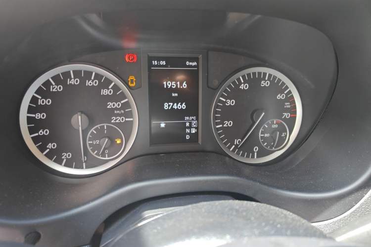 Used Mercedes-Benz Vito 2018 2.0T Elite Version 7 Seats China VI Emission Standard Odometer Close Up
