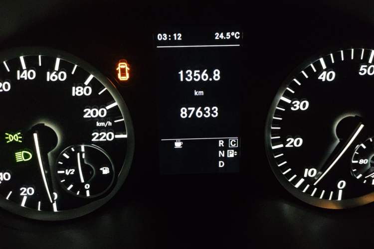 Used Mercedes-Benz Vito 2018 2.0T Business Version China V Emission Standard Odometer Close Up