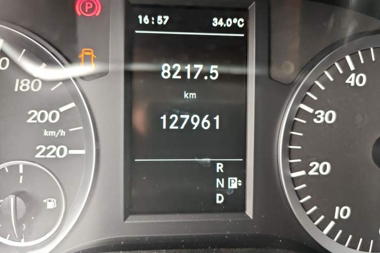 Used Mercedes-Benz Vito 2018 2.0T Elite Version 7 Seats China V Emission Standard Odometer Close Up