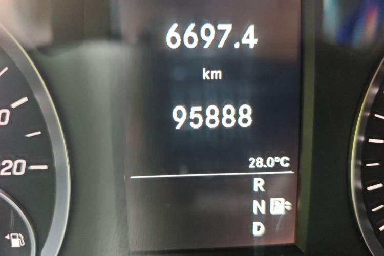 Used Mercedes-Benz Vito 2018 2.0T Business Version China VI Emission Standard Odometer Close Up