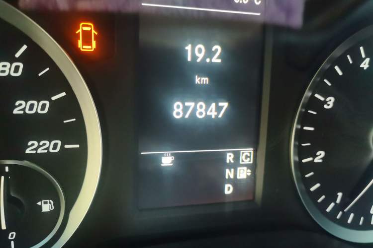 Used Mercedes-Benz Vito 2018 2.0T Elite Version 7 Seats China V Emission Standard Odometer Close Up