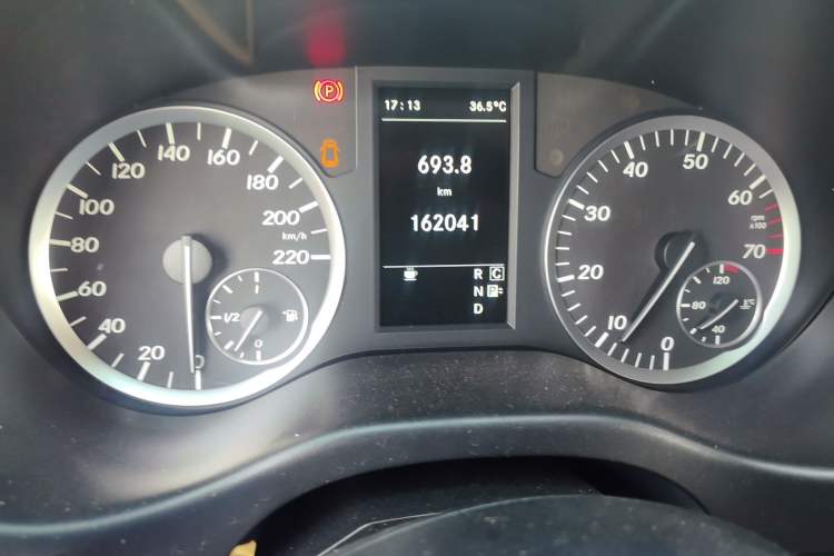 Used Mercedes-Benz Vito 2018 2.0T Business Version China V Emission Standard Odometer Close Up