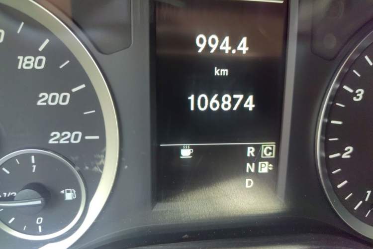 Used Mercedes-Benz Vito 2018 2.0T Elite Version 7 Seats China V Emission Standard Odometer Close Up