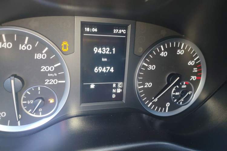 Used Mercedes-Benz Vito 2018 2.0T Elite Version 7 Seats China VI Emission Standard Odometer Close Up
