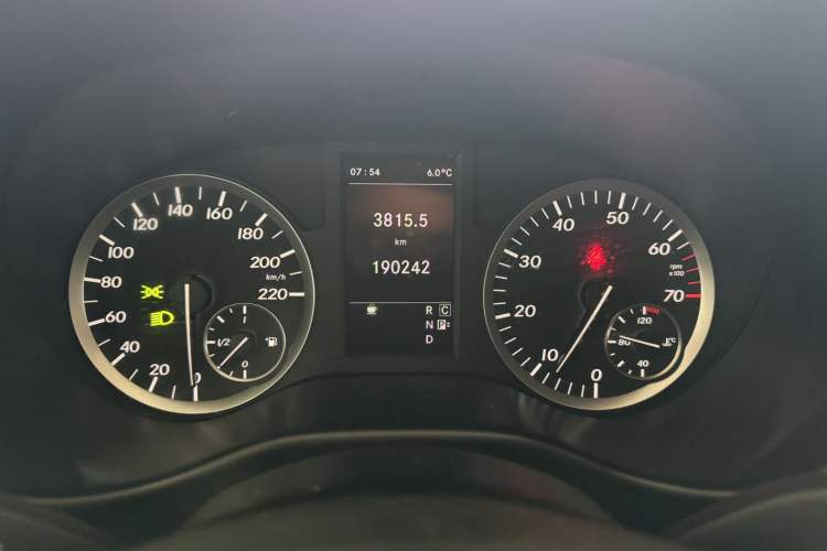 Used Mercedes-Benz Vito 2018 2.0T Business Version China V Emission Standard Odometer Close Up