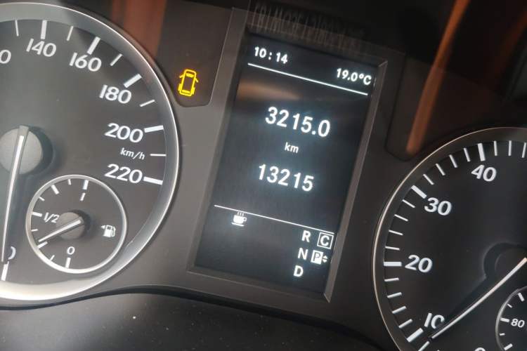Used Mercedes-Benz Vito 2018 2.0T Elite Version 7 Seats China V Emission Standard Odometer Close Up