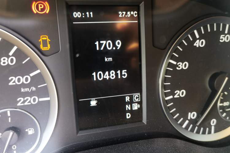 Used Mercedes-Benz Vito 2018 2.0T Business Version China VI Emission Standard Odometer Close Up