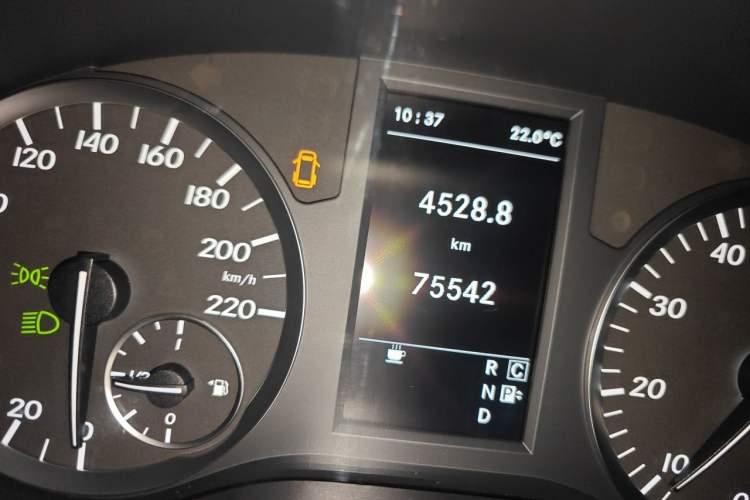 Used Mercedes-Benz Vito 2018 2.0T Elite Version 7 Seats China V Emission Standard Odometer Close Up