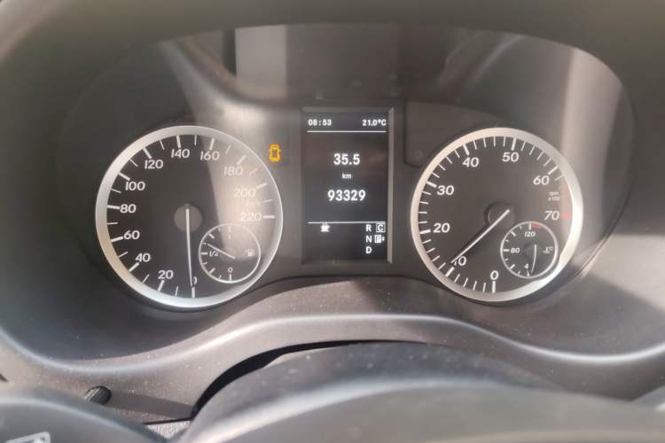Used Mercedes-Benz Vito 2018 2.0T Elite Version 7 Seats China VI Emission Standard Odometer Close Up