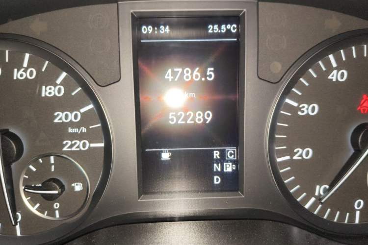 Used Mercedes-Benz Vito 2018 2.0T Business Version China VI Emission Standard Odometer Close Up