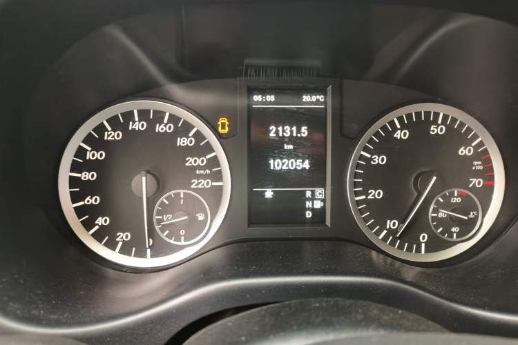 Used Mercedes-Benz Vito 2018 2.0T Business Version China VI Emission Standard Odometer Close Up