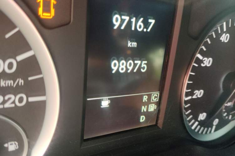 Used Mercedes-Benz Vito 2018 2.0T Elite Version 7 Seats China VI Emission Standard Odometer Close Up