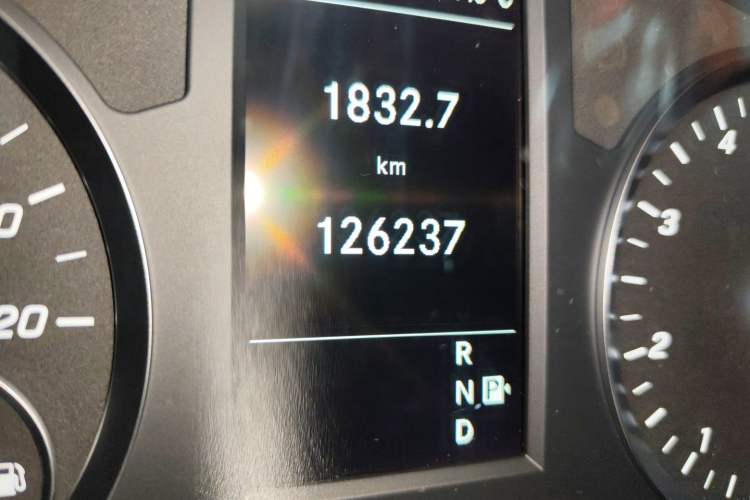 Used Mercedes-Benz Vito 2018 2.0T Business Version China V Emission Standard Odometer Close Up