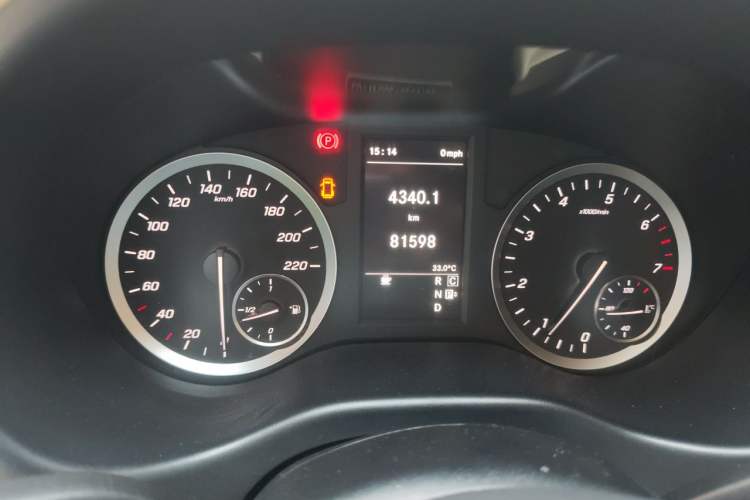 Used Mercedes-Benz Vito 2018 2.0T Elite Version 7 Seats China VI Emission Standard Odometer Close Up