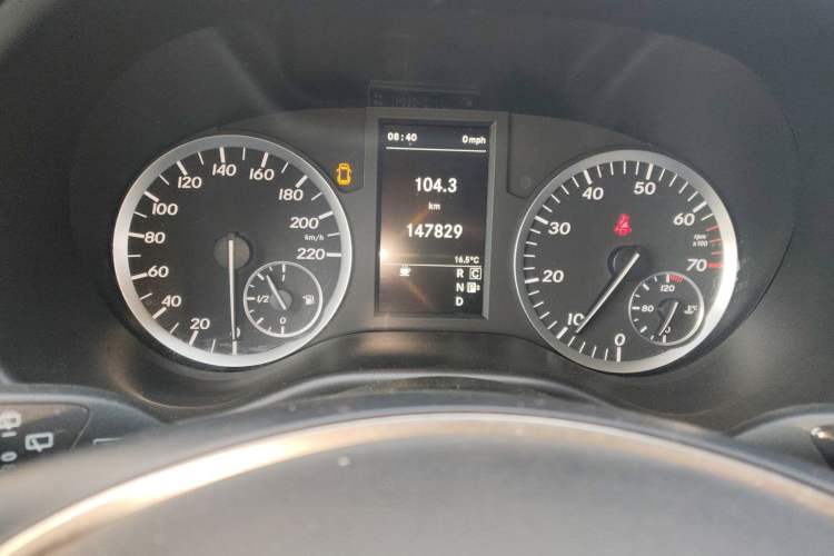Used Mercedes-Benz Vito 2018 2.0T Business Version China VI Emission Standard Odometer Close Up