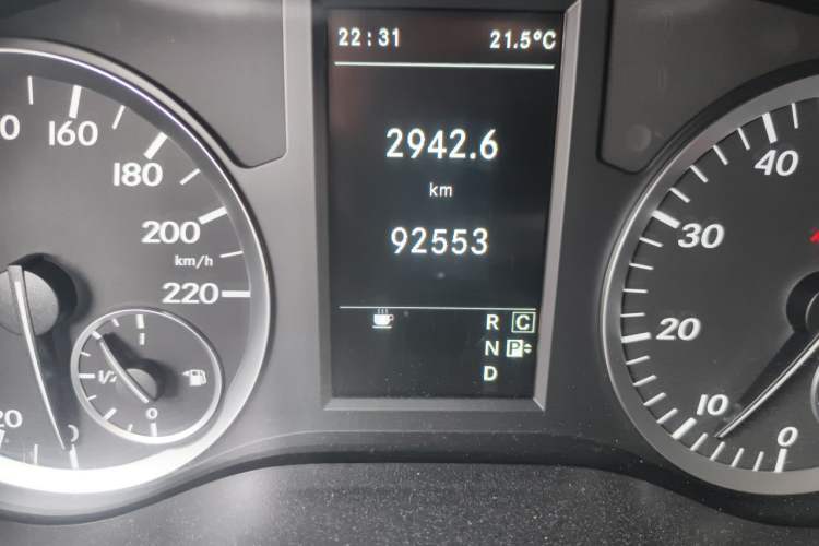 Used Mercedes-Benz Vito 2018 2.0T Elite Version 7 Seats China V Emission Standard Odometer Close Up